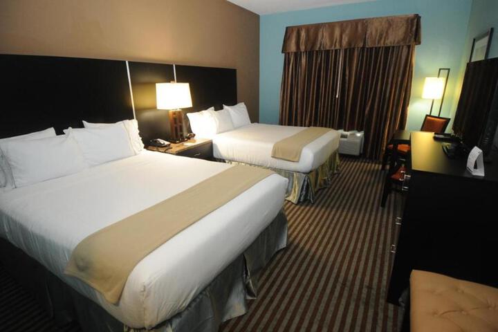 2 Queen Beds (4 of 10)