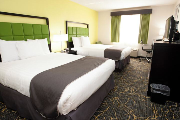 2 Queen Beds (2 of 13)