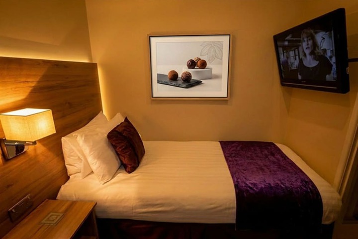 Room 103 of 193