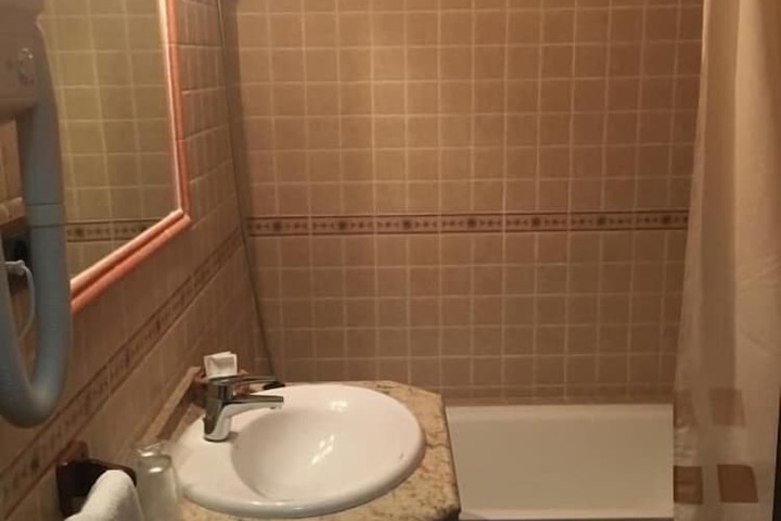 Room 5 of 10