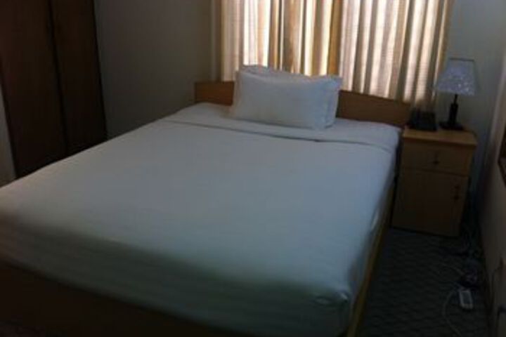 Room 4 of 17