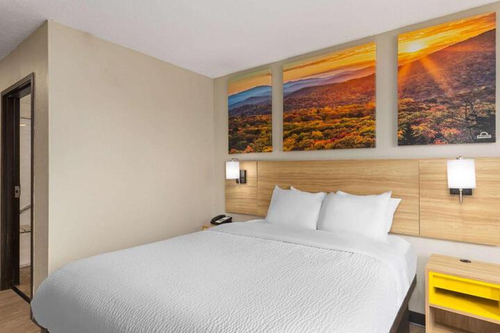 1 King Bed (2 of 24)