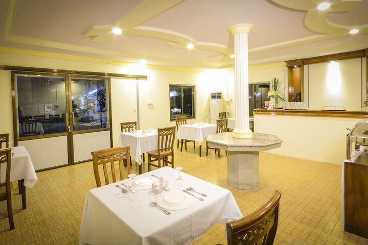 Dining 21 of 26