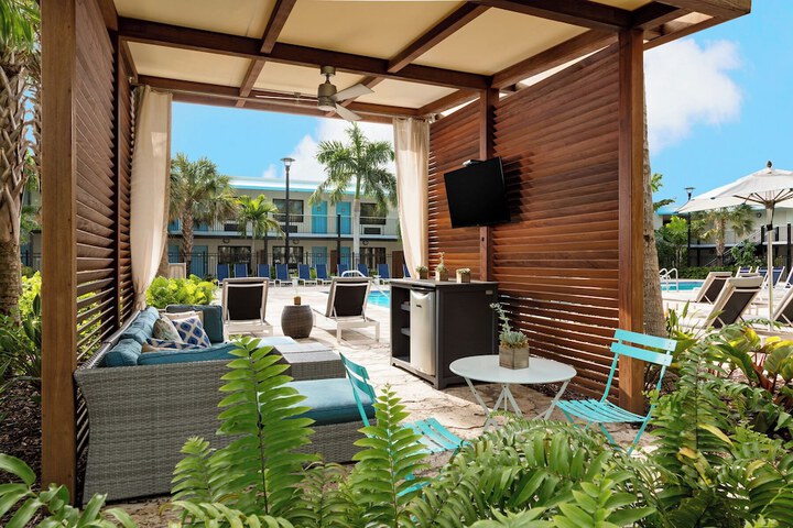 Poolside bar
