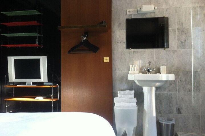 Room 8 of 37