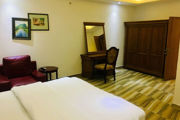 Room 19 of 38