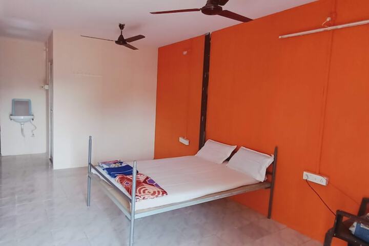 Room 10 of 102