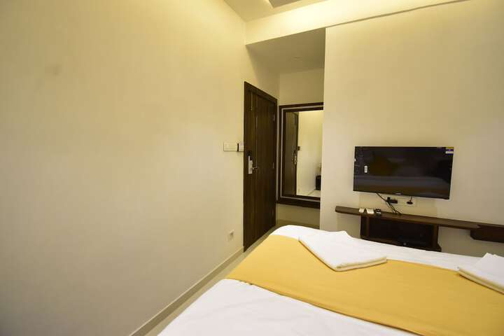Room 6 of 33