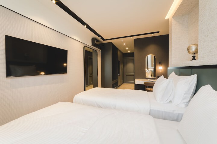 Room 9 of 42