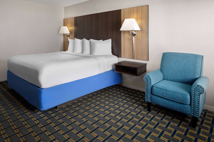 1 King Bed (5 of 5)