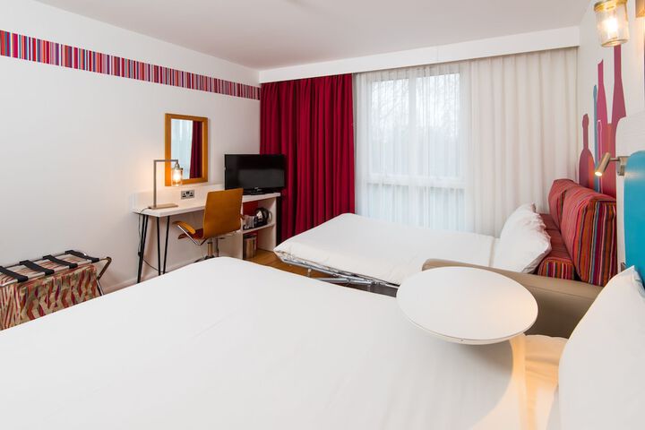 Room 4 of 82