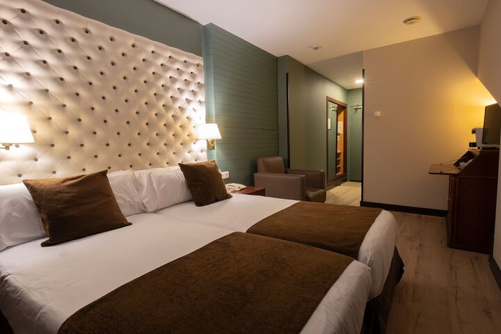 Room 10 of 80