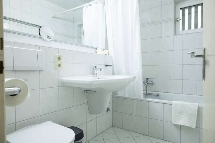 Room 10 of 76
