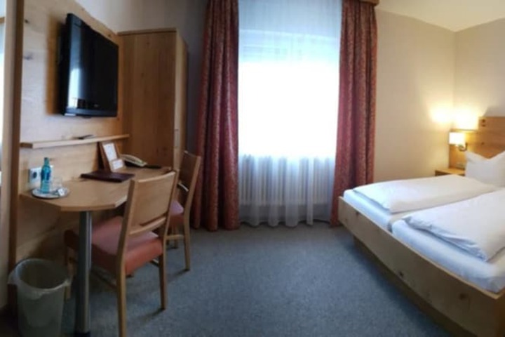 Room 2 of 30