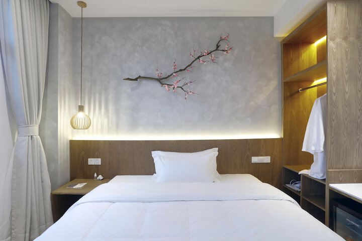 Room 10 of 43