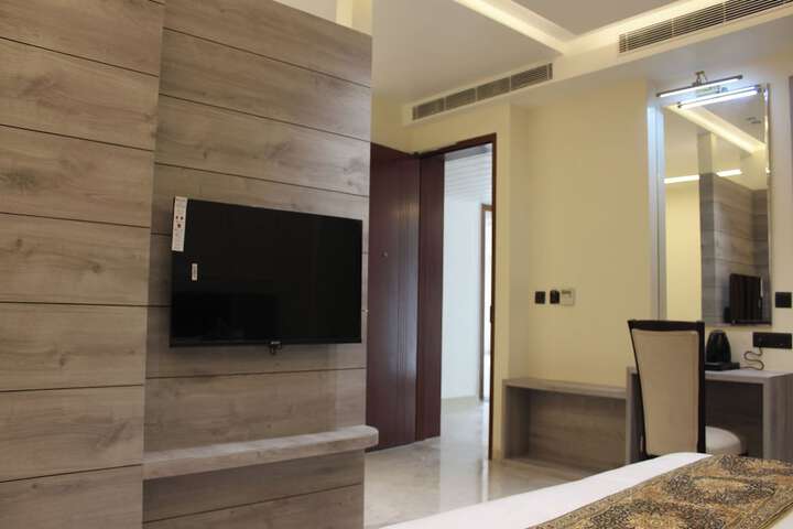 Room 32 of 77