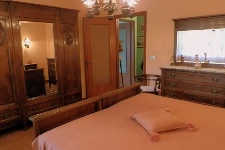 Room 6 of 12