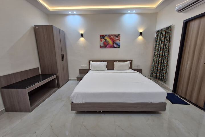 Room 9 of 31