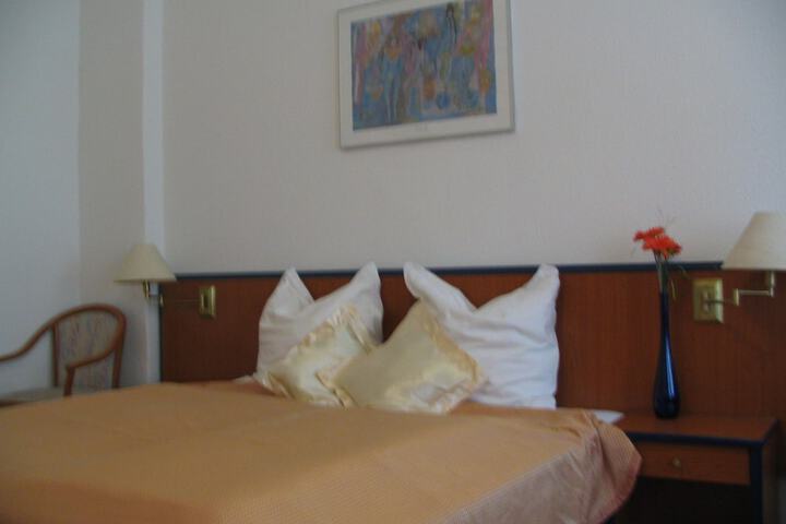 Room 4 of 25