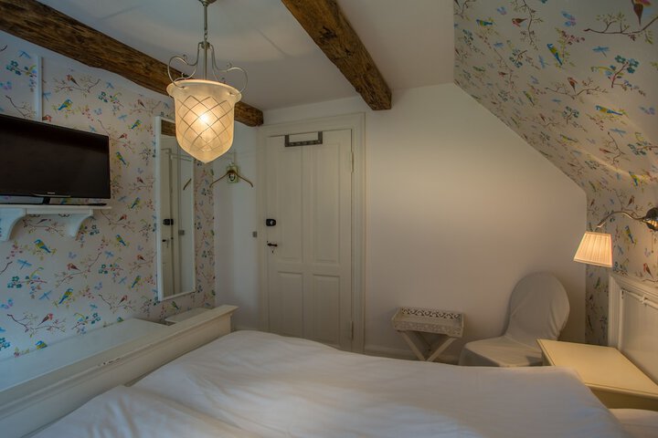 Room 2 of 60