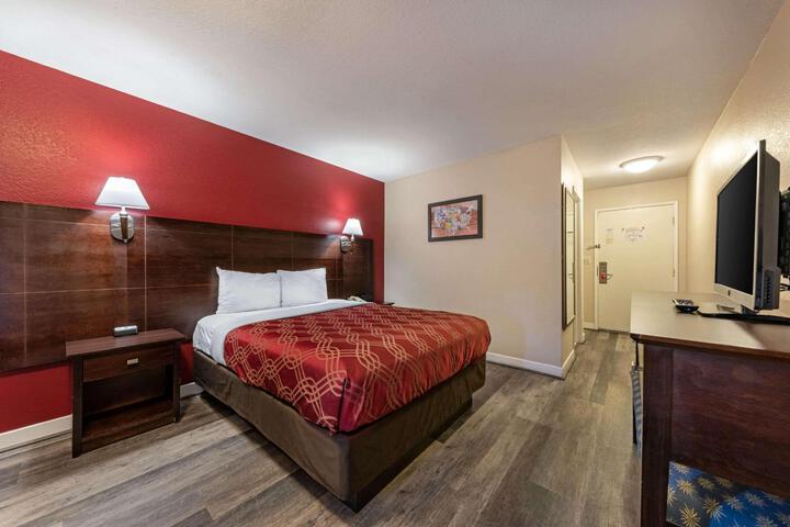1 Queen Bed (4 of 11)