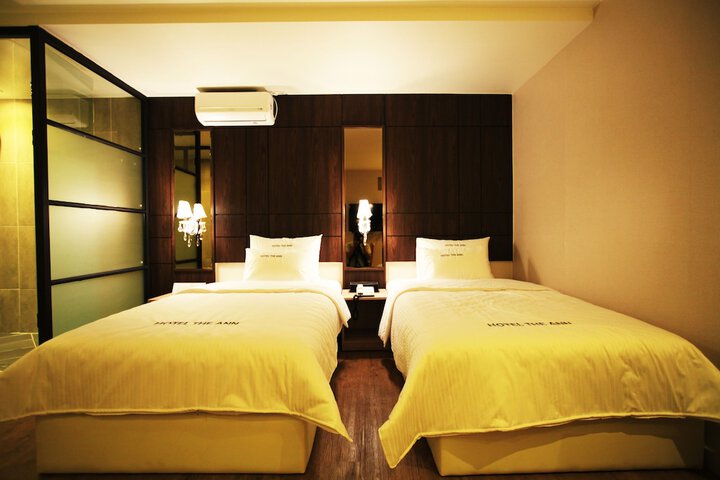 Room 12 of 32
