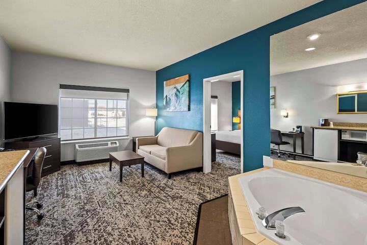 Suite 1 King Bed Sofa Bed Living Area Work Desk Microwave and Refrigerator WiFi Full Bre (19 of 31)