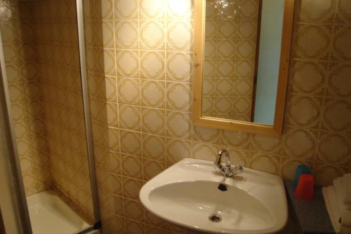 Room 6 of 11