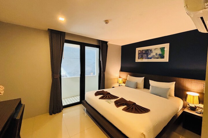 Room 8 of 33