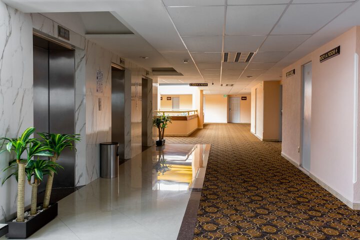 Ballroom/Hall 27 of 34