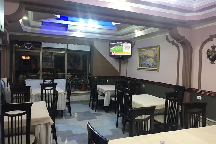 Dining 8 of 27