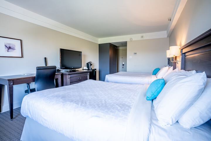 1 Queen Bed (7 of 19)