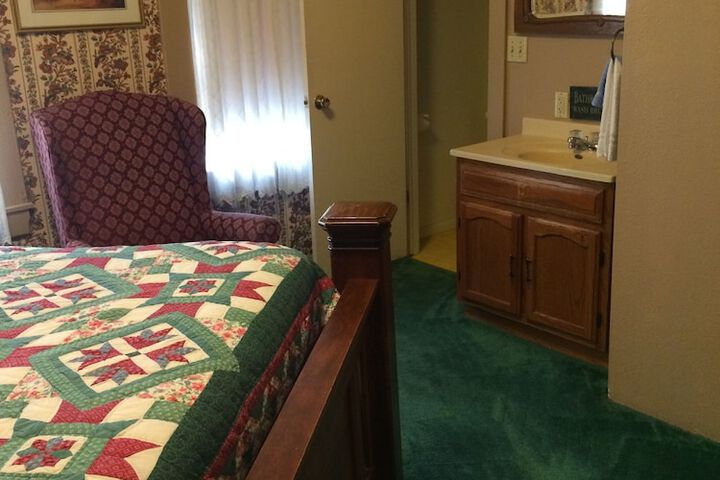 1 Queen Bed (14 of 21)