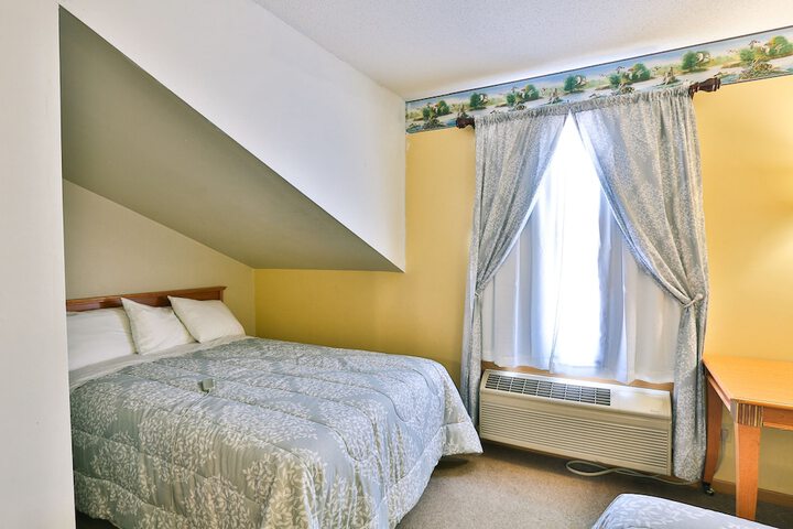 Comfort 2 Queen Beds (8 of 16)