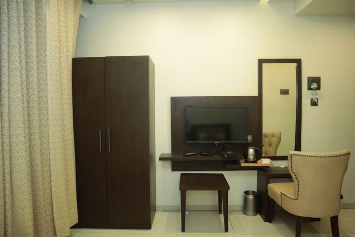 Room 5 of 9