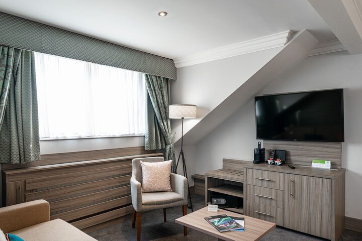 Room 5 of 100