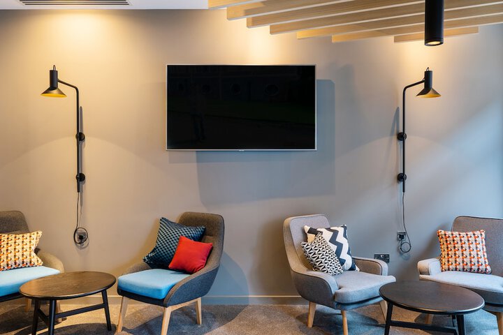 Lounge 56 of 67