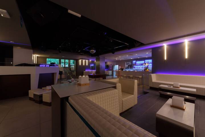 Lounge 18 of 30
