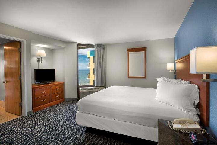 2 Queen Beds Street View Balcony West Wing (3 of 42)