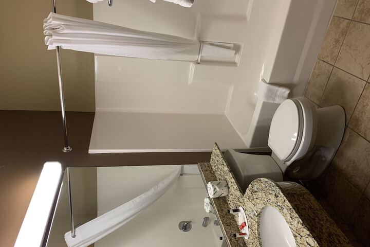 1 Queen Bed Accessible Room (18 of 26)
