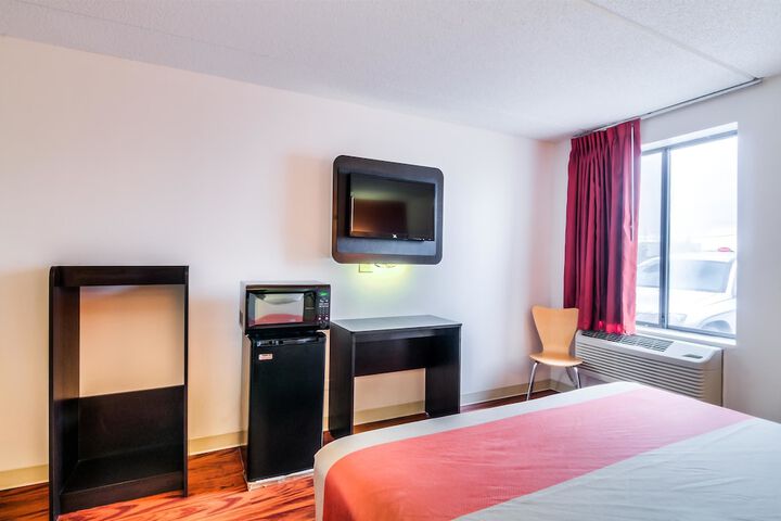 1 King Bed (5 of 14)
