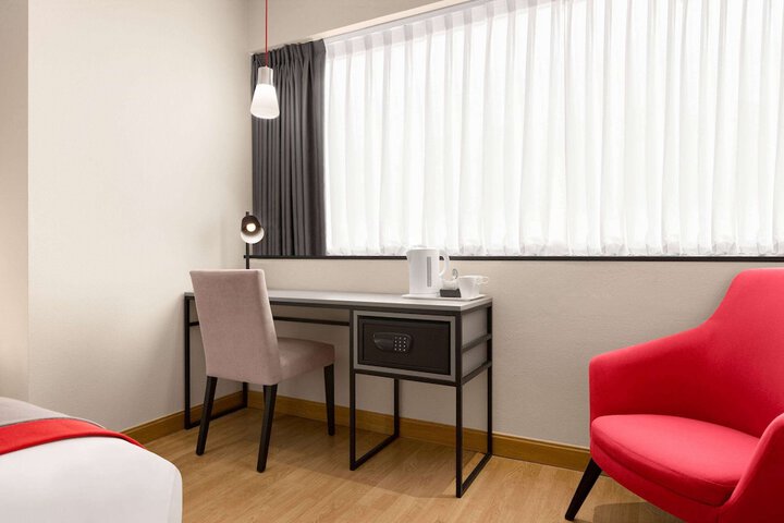 Room 13 of 42