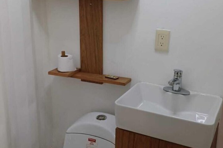Room 6 of 10