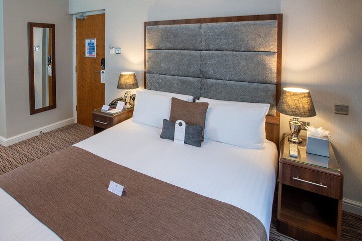 Room 33 of 102