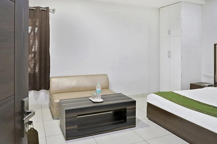 Room 8 of 28