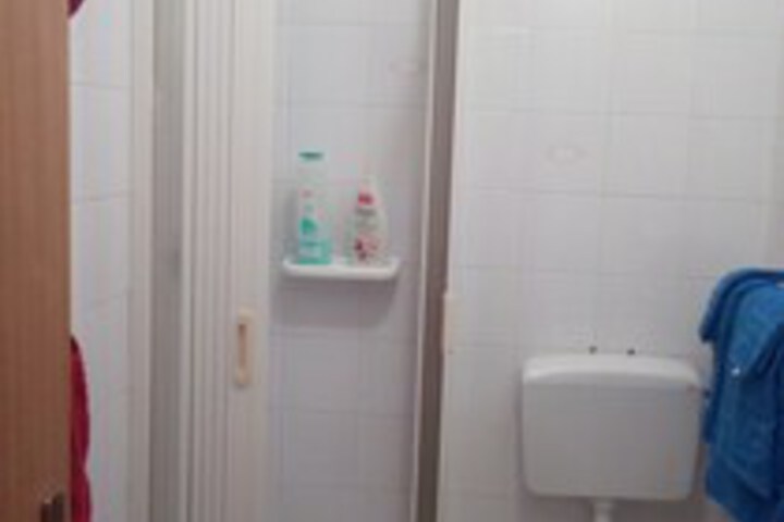 Room 4 of 16