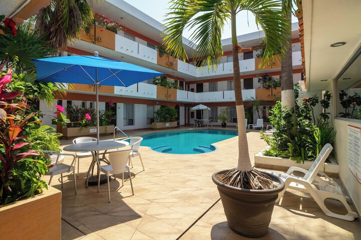 Hotel Pool