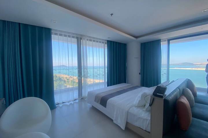 Room 6 of 16