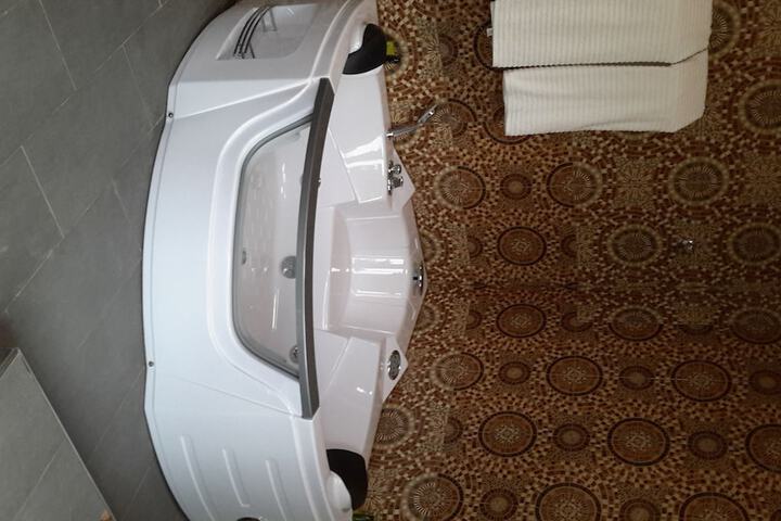 Jetted tub