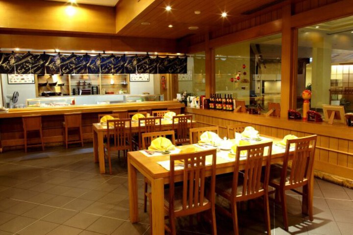 Dining 75 of 86